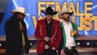 Ashton Kutcher sang den Verliererinnen in seiner Kategorie als "Country-Star" ein kleines Ständchen zum Trost