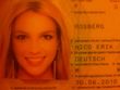 Britney Spears klebt auf dem Personalausweis von Nico Rosberg