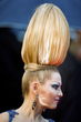 Elena Lenina erschien in Cannes mit Bienenstockfrisur