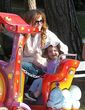 Die Schauspielerin verbrachte mit Elula und Olivie einen schönen Tag in einem Freizeitpark