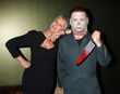 Jamie Lee Curtis und Filmfigur Michael Myers auf dem roten Teppich