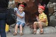 Sie ließ ihren Sohn mit einer großen Wasserpistole spielen