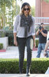 Jessica Alba kombiniert ihres zum Schlabber-Outfit...