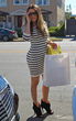 Khloe Kardashian machte im quer gestreiften Dress eine gute Figur