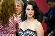 Lana trug ihre Haare zum welligen Bob gesteckt