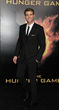 Liam Hemsworth macht auch im schwarzen Anzug eine gute Figur