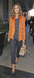 Olivia Palermo entschied sich für ein Outfit mit orangefarbenem Wollblazer und blauen Pumps