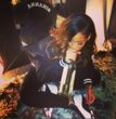 Rihanna leert eine Weinflasche im Backstage-Bereich