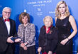 Dafür wurde sie bei der "Cinema for Peace"-Preisverleihung geehrt, ebenso wie Charlotte Knobloch (2.v.l.) und Marga Spiegel