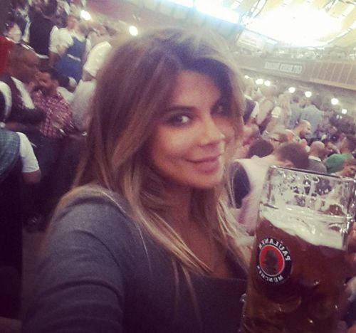 Zuviel Holz vor der Hüttn: Indira Weis platzt das Dirndl | Promiflash ...  width=