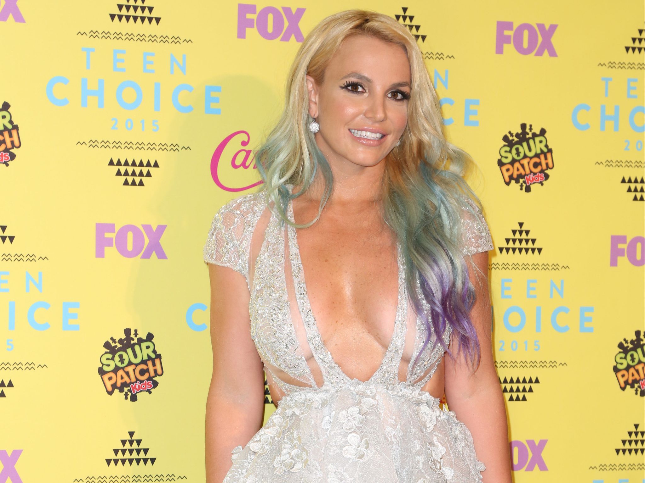 Neuer Look: Britney Spears hat Regenbogen-Haare | Promiflash.de width=