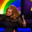 Adele zeigte ihren Mittelfinger auf der Bühne Adele zeigte ihren Mittelfinger auf der Bühne