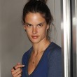 Alessandra Ambrosio zeigte sich ungeschminkt am Flughafen in Miami