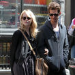 Für gewöhnlich ist es Andrew Garfield, der Emma bei Spaziergängen begleitet