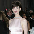 Anne Hathaway erschien bie den Oscars im rosa Nippelkleid