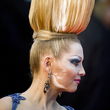 Elena Lenina erschien in Cannes mit Bienenstockfrisur