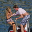 Geri Halliwell versucht ihren Liebsten mit ins Wasser zu ziehen