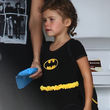 Ohne Perücke ist das kleine Batgirl noch zu erkennen