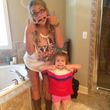 Jamie Lynn zieht Grimassen mit ihrer Tochter