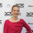 Karoline Herfurth hat eine etwas zu kleine Tasche für das Event gewählt: Ihr Handy hat ihre Freundin Karoline Herfurth hat eine etwas zu kleine Tasche für das Event gewählt: Ihr Handy hat ihre Freundin