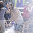 Katie Holmes ist plitschnass, freut sich aber riesig