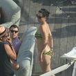 Katy Perry zupft ihr Bikini-Höschen vorsorglich zurecht