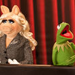 Kermit kriegte einen saftigen Hieb, weil Piggy dachte, dass er sich an Lady GaGa geschmiegt hat