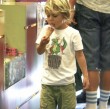 Der Vierjährige steht auf bunten Nagellack
