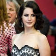 Lana trug ihre Haare zum welligen Bob gesteckt