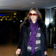 Liz Hurley trägt einen Wohlfühl-Pullover am Flughafen in London
