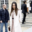 Mila Kunis erschien bei der Paris Fashion Week in einem weißen Dior-Mantel