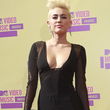Miley Cyrus setzte auf ein langes Kleid