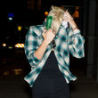 Miley versteckt sich unter ihrem Hemd