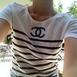 Miley ließ Pharrell wissen, dass sie ein neues Chanel-Shirt hat