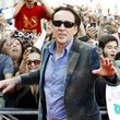 Nicolas Cage spielt den Polizisten, der sie findet und ihr hilft, den Killer zur Strecke zu bringen