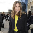 Bei ihren Looks vertraut sie auf gute Schnitte und Statement-Accessoires 