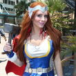 Phoebe Price schwang sich in ein Thor Kostüm