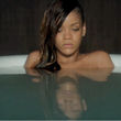Rihanna sitzt in dem Video die ganze Zeit in einer Badewanne