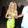 Rita Ora erschien jetzt im knappen Neon-Zweiteiler