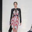 Dass der Ethno-Print nicht nur lässig getragen werden kann, zeigte das Label Herve Leger Dass der Ethno-Print nicht nur lässig getragen werden kann, zeigte das Label Herve Leger