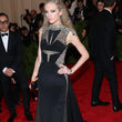Taylor Swift erschien bei der Met-Gala im schwarzen, bodenlangen Kleid