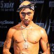 Sogar Tupacs Wachsfigur trägt das Erkennungszeichen des Rappers