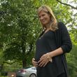 Ein runder Baby-Bauch ist auch schon zu sehen