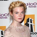 Elle Fanning überzeugt mit geflochtenen Haaren
