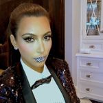 Kim Kardashian zeigt sich mit lustiger Lippenbemalung Kim Kardashian zeigt sich mit lustiger Lippenbemalung