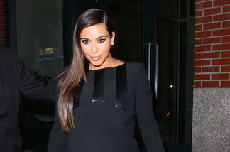 Kim Kardashians Bauch sieht komisch aus