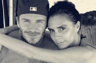 Victoria Beckham lächelt fast
