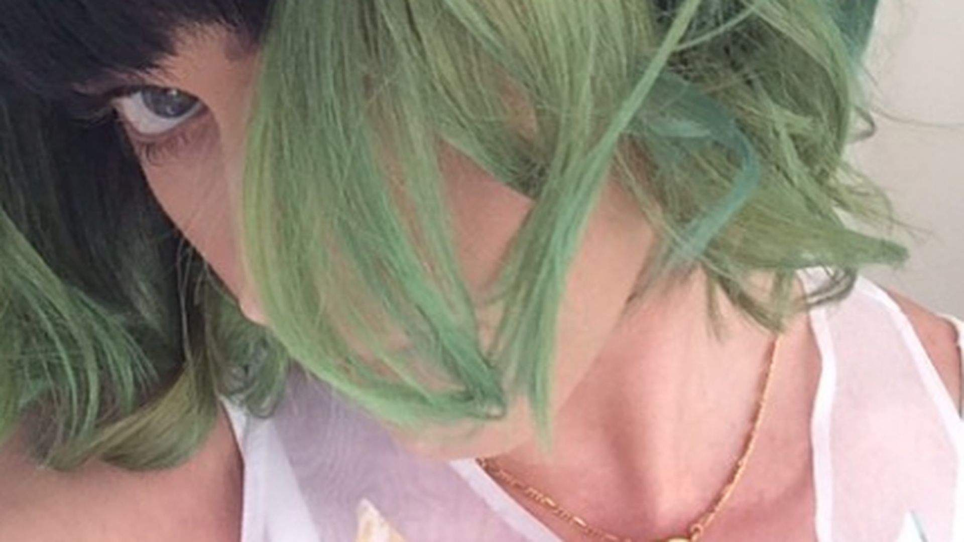 Giftgrüne Haare: Katy Perry macht den Grinch | Promiflash.de  width=