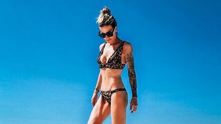 Charlotte Würdig rekelt sich im Bikini supersexy am Pool