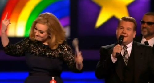 Adele Adkins, brit awards - Adele zeigte ihren Mittelfinger auf der Bühne Adele Adkins, brit awards - Adele zeigte ihren Mittelfinger auf der Bühne